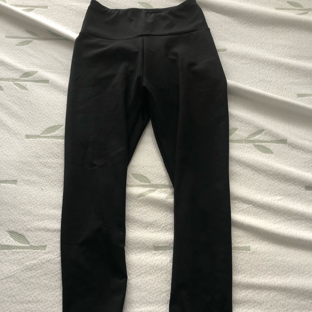 High waisted black scrunch butt leggings